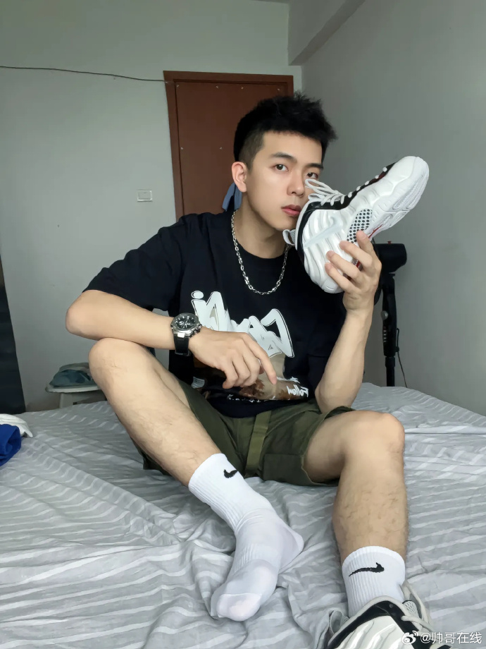 男男互办体育帅哥寝室的独特友谊——体育男生间的相互支持与成长