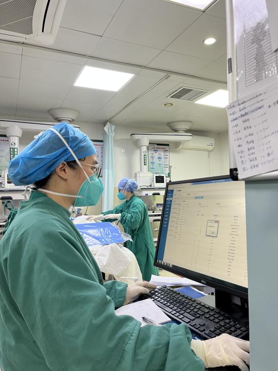 做b超医生一边做一边讲什么内容B超室里的细致讲解，做B超医生一边做一边讲什么？-第1张图片