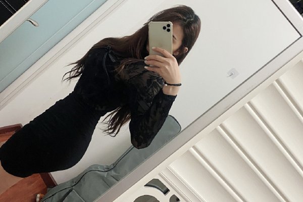 大胸美女被吊起来解开胸罩大胸美女遭遇意外，被吊起解开胸罩的惊险经历