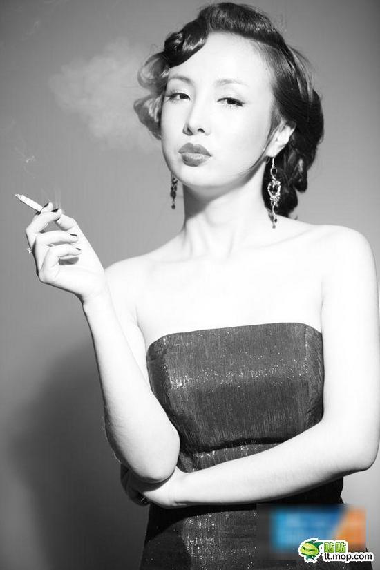 干露露近况如何干露露艺术照，探寻其背后的艺术魅力-第2张图片