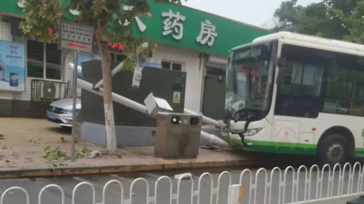 在公交车里把跳d开到最大公交车上的意外惊喜，体验跳D开到最大-第1张图片