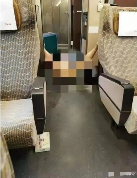 美女自动脱了胸衣美女意外自动脱下胸衣的神秘瞬间-第2张图片