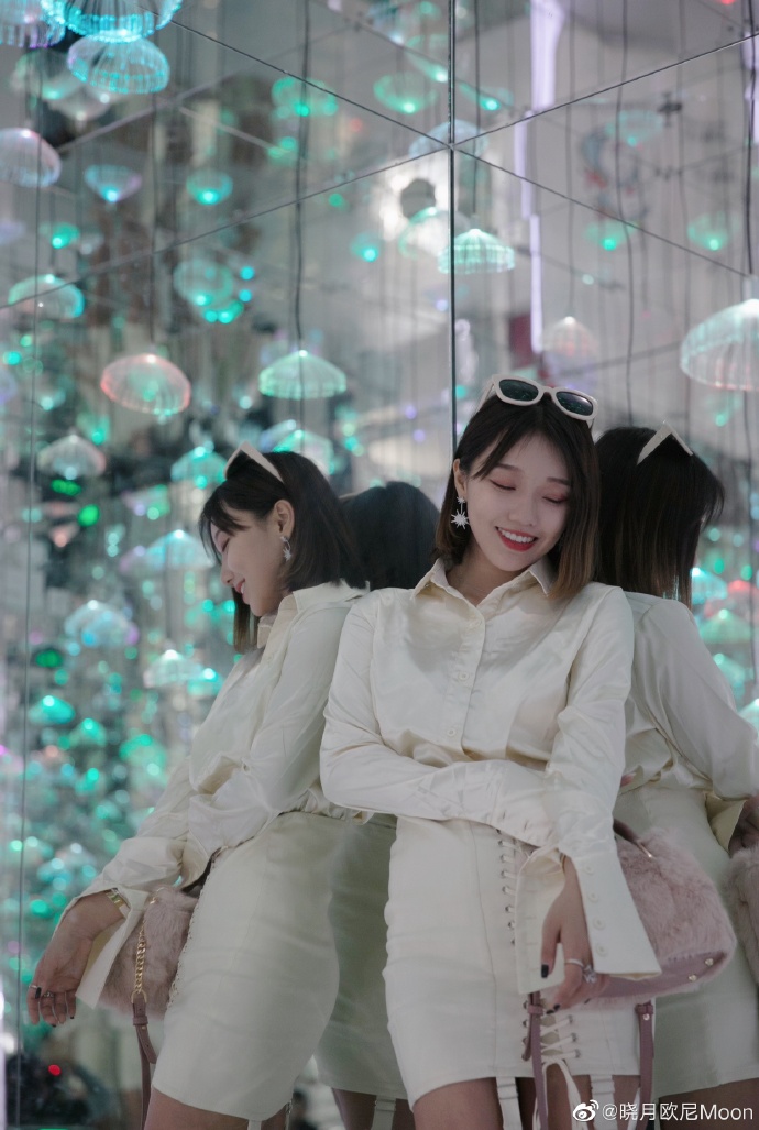 坐大巴最后一排什么感受大巴后排的奇妙时光-第2张图片