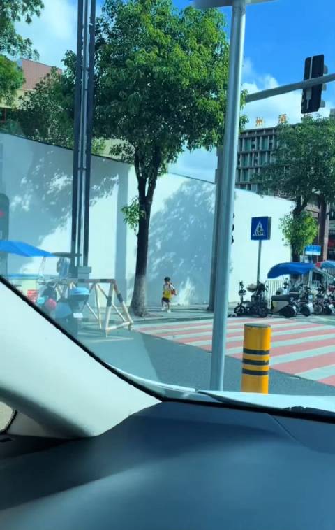 探索啊轻点灬大巴太粗太长了的动态图背后的故事-第3张图片