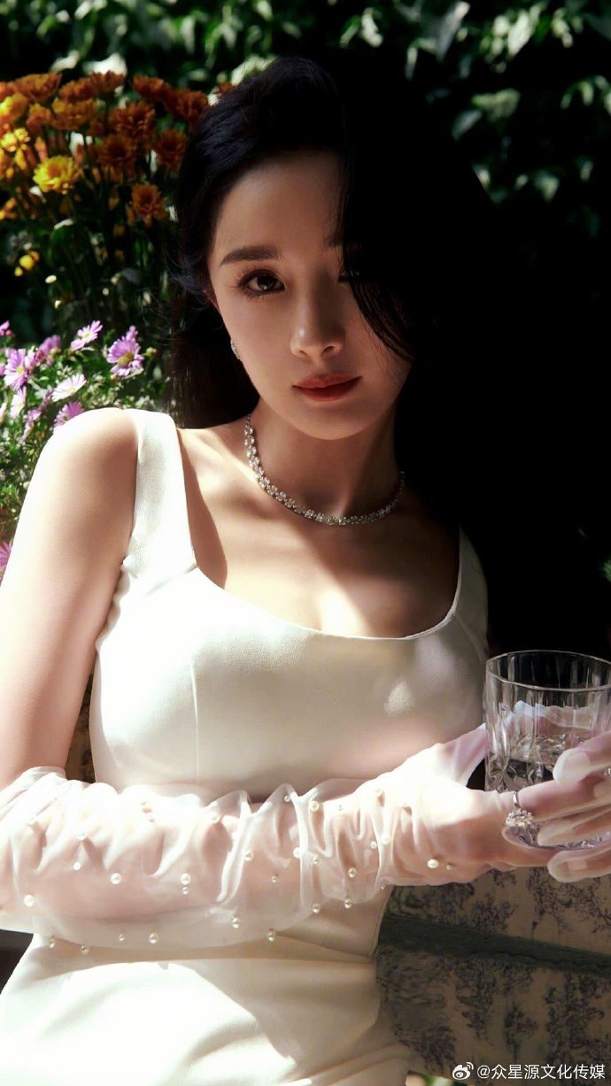 探索中国视频文化，杨幂的独特性自拍风格-第1张图片