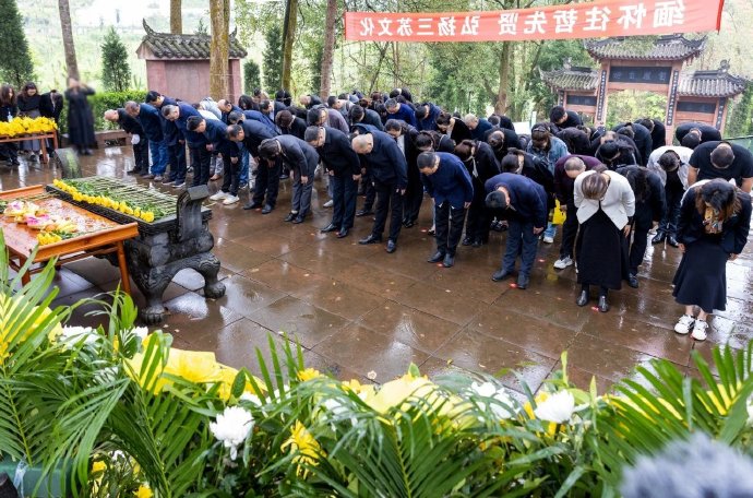 第四色婷婷墓地，一段深情的追思