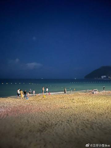 夏天透过短袖看到女生夏日短袖下的独特风景——女生小馒头的侧面魅力-第1张图片