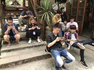 打牌生猴子的视频大全原声版深夜的娱乐时光，两人共度的扑克之夜