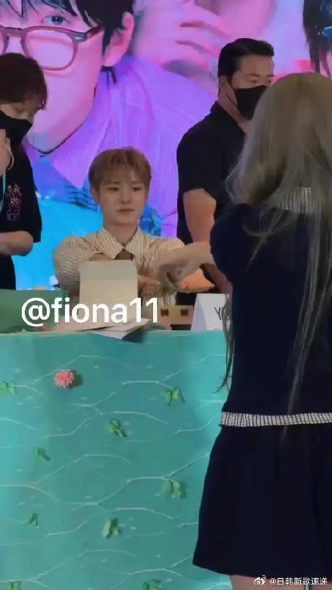 阿朱逗猫