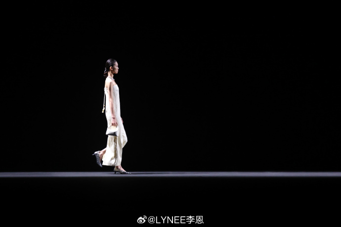 现代社会的多元交融，女性体质与多男性关系的探索-第1张图片