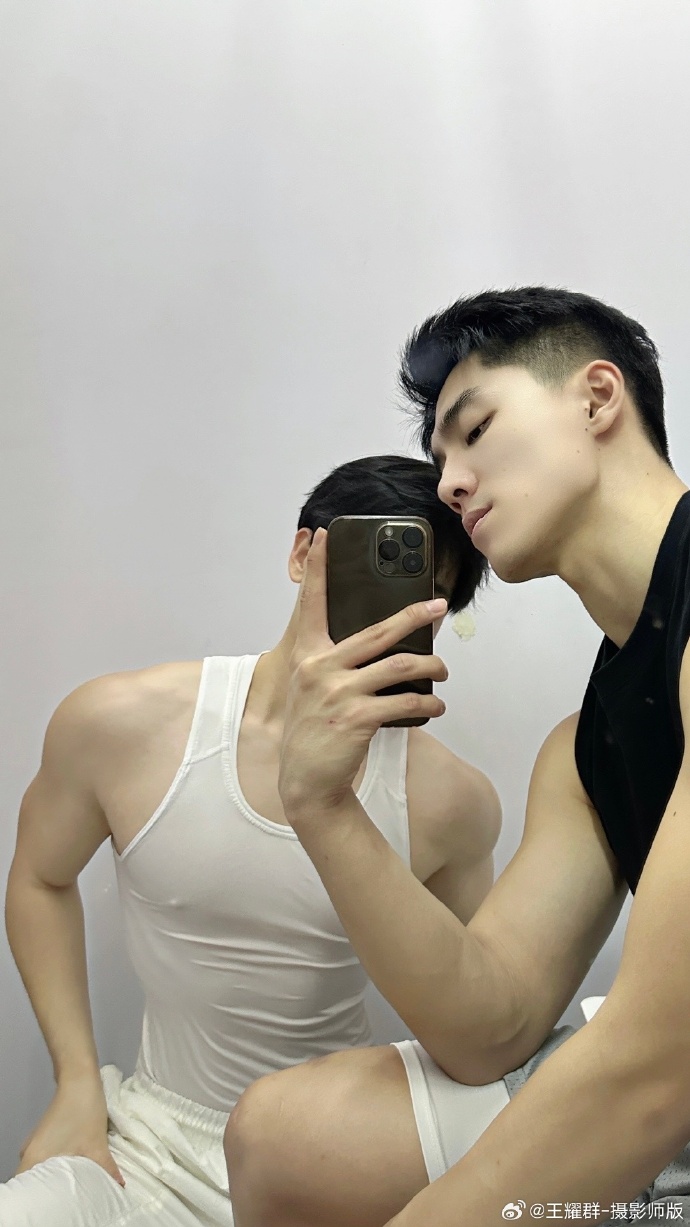 男男互办体育帅哥寝室的独特友谊——体育男生间的相互支持与成长-第2张图片