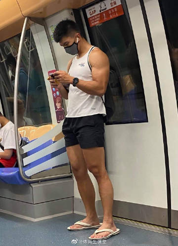 偷玩熟睡中的壮男，醉酒体育背后的秘密-第3张图片