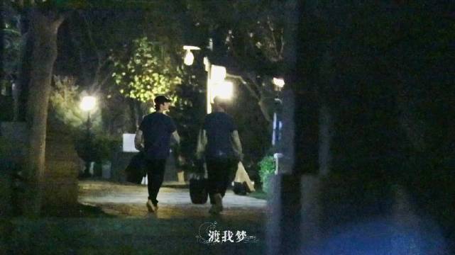 边亲边把手放衣服里边亲边把手放衣服里的微妙体验-第3张图片