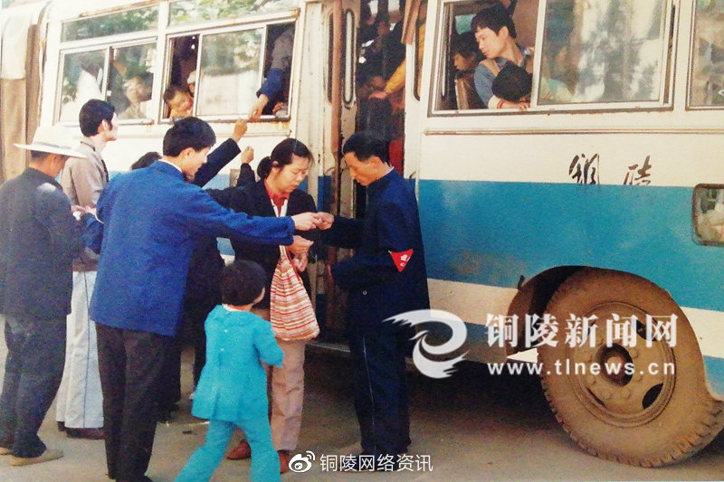 公交车上被撞了八次怎么办公交车上的八次碰撞，一次难忘的旅程-第1张图片