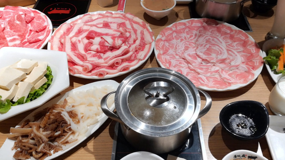 老公在饭桌吃饭男在桌底舔餐桌之下的秘密行为