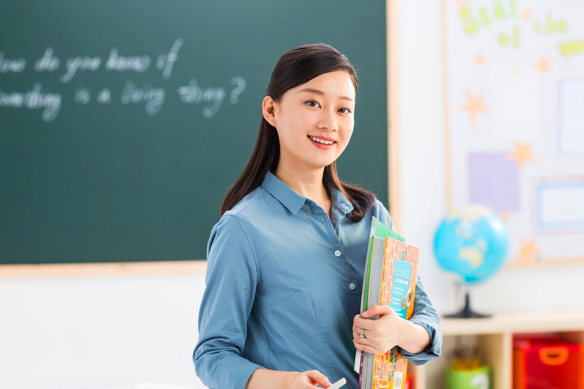 女教师纱也香女教师纱也香，教育之光，温暖人心