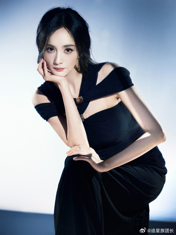杨幂丰胸的秘诀吃什么呢杨幂的魅力，丰胸之美