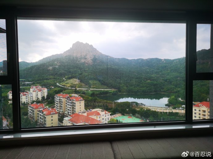 趴在玻璃窗做给别人看的视频大全图片趴在玻璃窗前，展示自我——视频大全-第3张图片