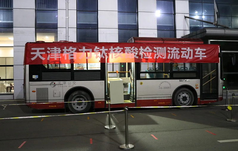 公交车化身“救生垫”救下悬空工人公交车变身救生垫，紧急时刻救下悬空工人-第2张图片