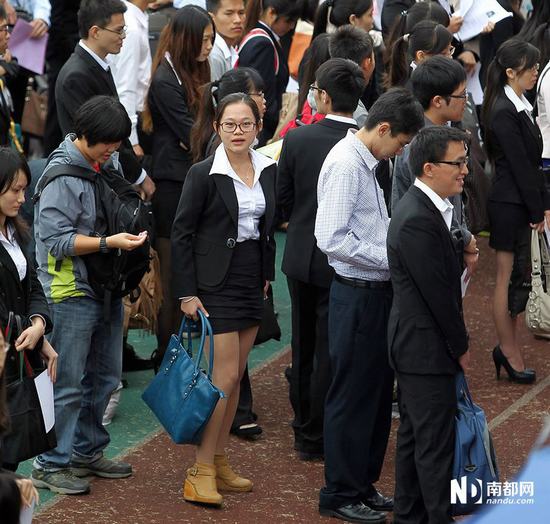 毛坯房阳台干售楼女销售操女大学生，理性看待校园性教育问题-第1张图片