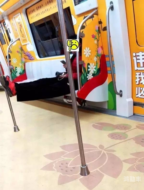 公交车上老汉口舔女孩座椅公交车上的不雅行为，老汉口舔女孩座椅事件深度剖析-第1张图片